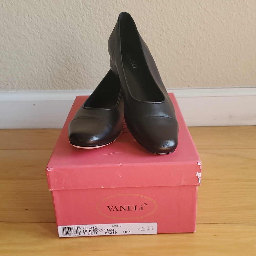 Vaneli Women's Black Flats